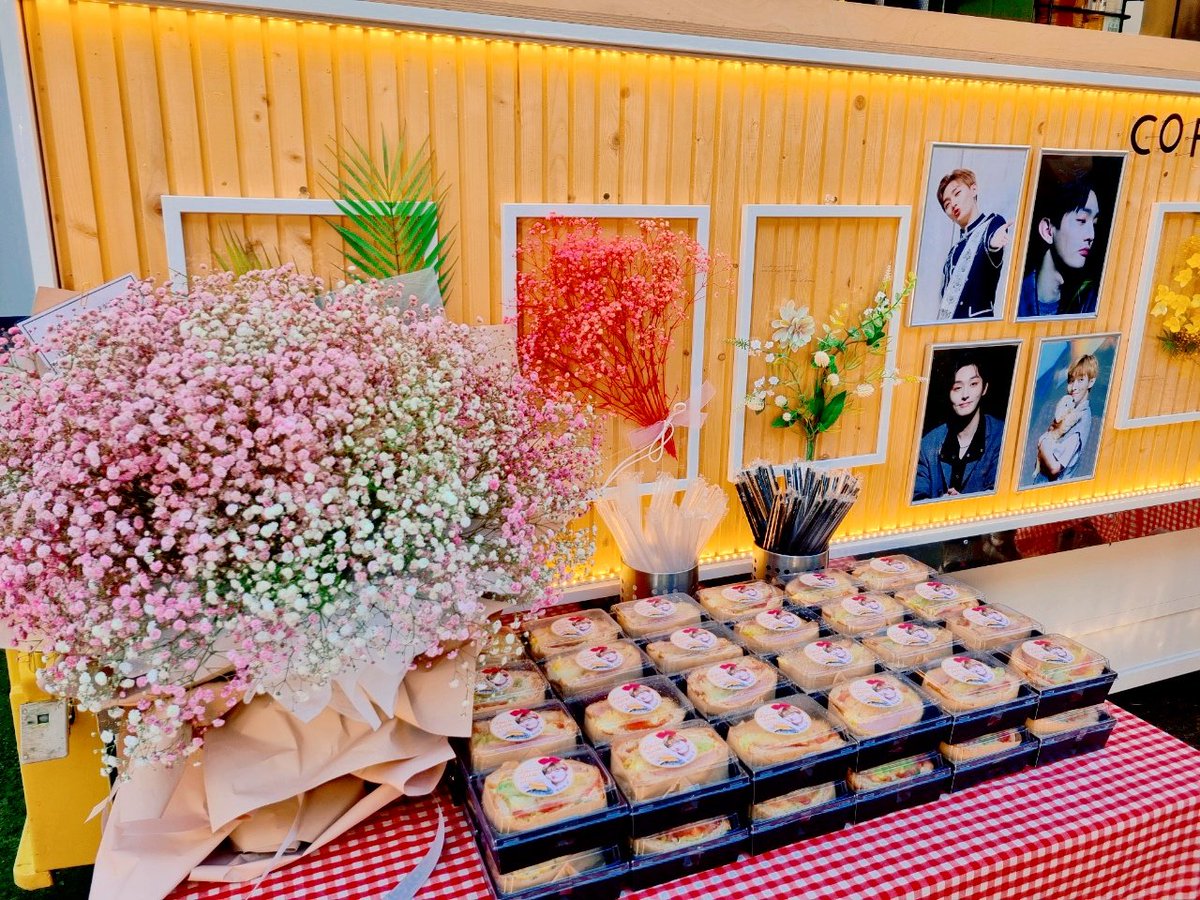 roongpport's tweet photo. 바쁜 와중에도 시간 내어 나와 감사인사 백 번한 지성이의 인성에 커피차 사장님도 칭찬하셨어요👍🏻 첫 드라마 출연을 축하하는 뜻으로 준비한 꽃다발은 지성이가 꽃이라 안개꽃으로 풍성하게 준비한 건 안비밀😉

#윤지성 #룽포트가데워줄게 #자이언트꽃다발 https://t.co/VhCGWsX3Q3