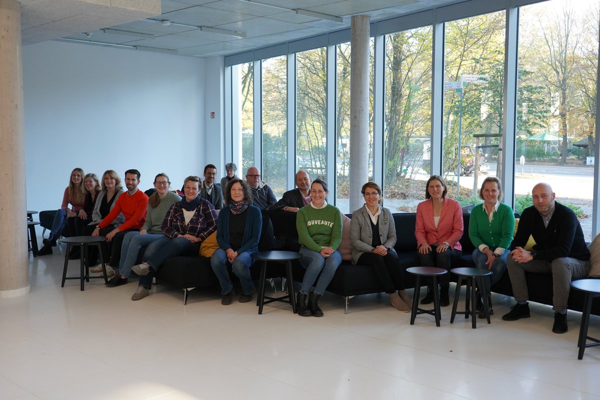 Startup_Port's tweet photo. Das Start-Up Office des @desy hat uns heute stolz die Räumlichkeiten des neuen @start_up_labs in Bahrenfeld vorgestellt: Wir waren beeindruckt! 
#verbundprojekt #gruppenfoto #startupsupport https://t.co/LvQuOj1nq2