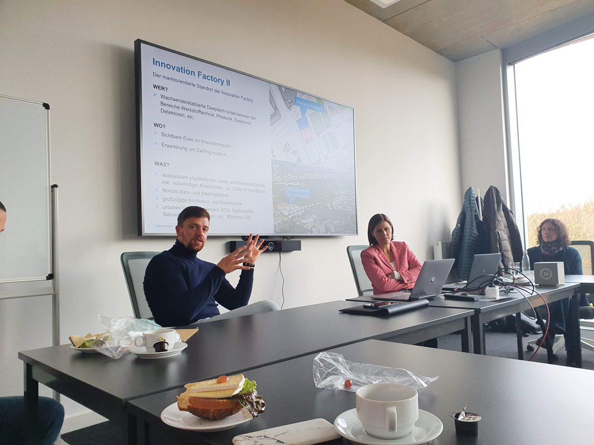 Startup_Port's tweet photo. Das Start-Up Office des @desy hat uns heute stolz die Räumlichkeiten des neuen @start_up_labs in Bahrenfeld vorgestellt: Wir waren beeindruckt! 
#verbundprojekt #gruppenfoto #startupsupport https://t.co/LvQuOj1nq2