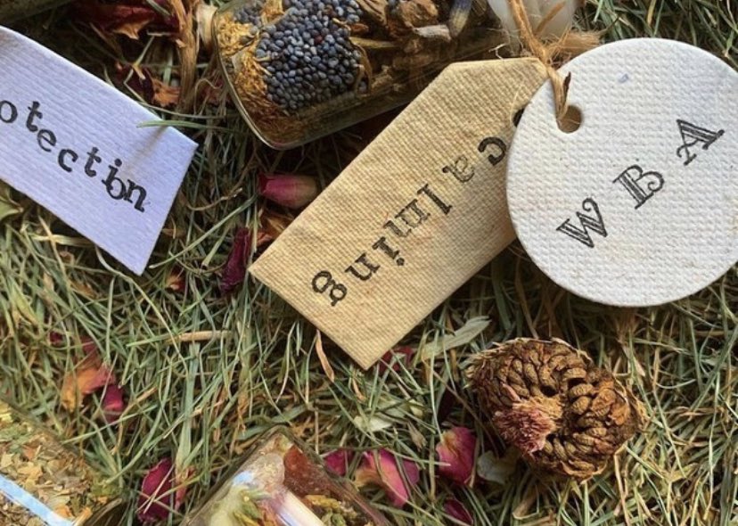 _WitchyBoots's tweet photo. Beautiful crystals, dried flowers and herbs, bathtime tea and fruit infusions all available at https://t.co/kjl0GQNULx ✨🔮💕 https://t.co/rBj8mf42lt
