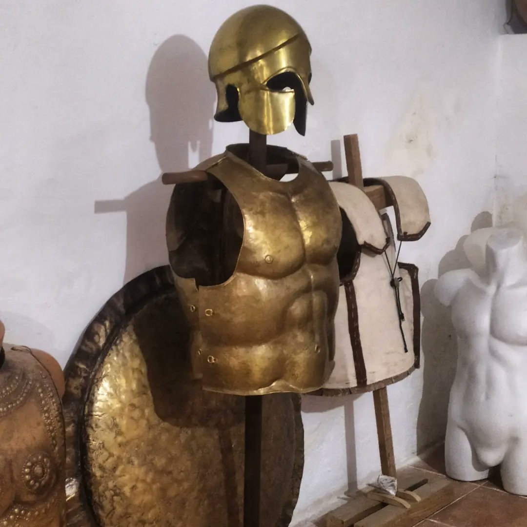 Búsqueda de la belleza incluso en las armaduras, muchas veces coincidiendo estilo escultórico con las esquematizaciónes o representaciones forjadas en las armaduras.
.
.
.
.
.
.
.
.
#historia #arqueología #spartan #atenas #história #art
instagram.com/p/CV_AFaqrjAv/…