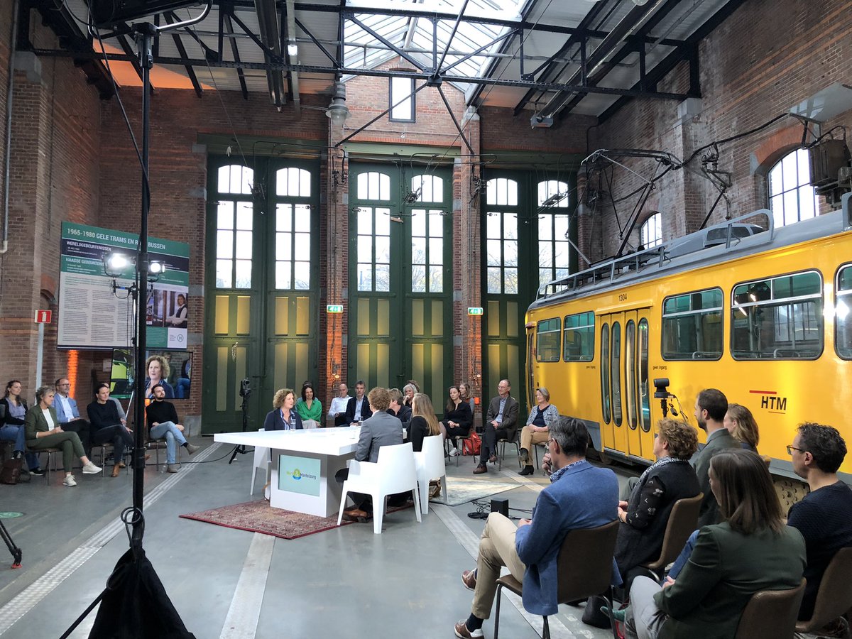 We zijn begonnen met gesprek onder leiding van <a href="/SanderSchimmelp/">Sander Schimmelpenninck</a> in de #remise #DenHaag