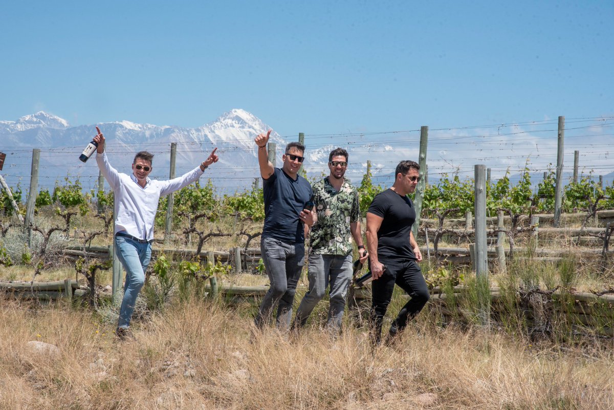 Este último fin de semana, en la presentación de lo nuevo de 2456 Wines y Último Hombre Wines en Mendoza, nos reunimos con <a href="/patoalbacete/">Patricio Albacete</a> <a href="/manuchocarizza/">Manuel Carizza</a> y <a href="/fariasflaco/">julio farias</a> después de 8 años sin coincidir los cuatro a la vez.
¡Que felicidad haberlos recibido en casa! 🍷