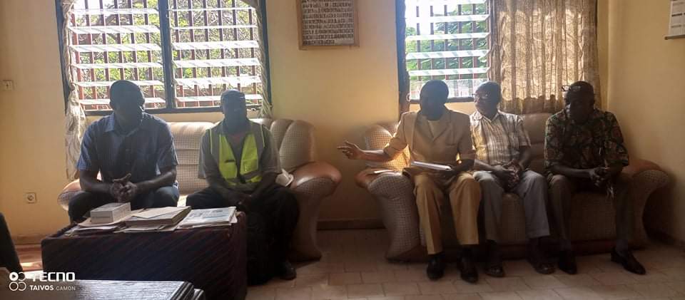 La Coordination Forestière de #Kouroussa était ce matin à la mairie pour présenter son Bureau au maire, M. Mamadi 1 Condé et ses Conseillers pour renforcer les liens de fraternité et de coexistence entre les communautés. La rencontre s'est déroulée dans un climat de convivialité.