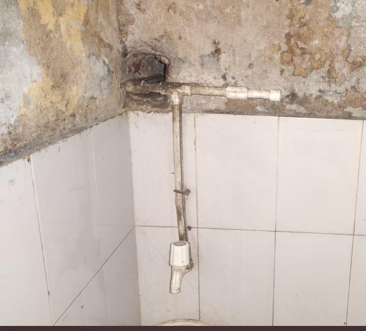 ShashiRangare's tweet photo. ये टोंटी ही हत्यारा है , हमें पूरा विश्वास है यूपी सरकार पर और यूपी पुलिस प्रशासन पर ।।
किसी को यकीन न हो तो किसी पंडित जी से टोंटी से मंत्र जाप करके बात करने दीजिए सच सामने आ ही जाएगा टोंटी भी बोलने लग जाएगा ।। https://t.co/PbQXUDKVJv
