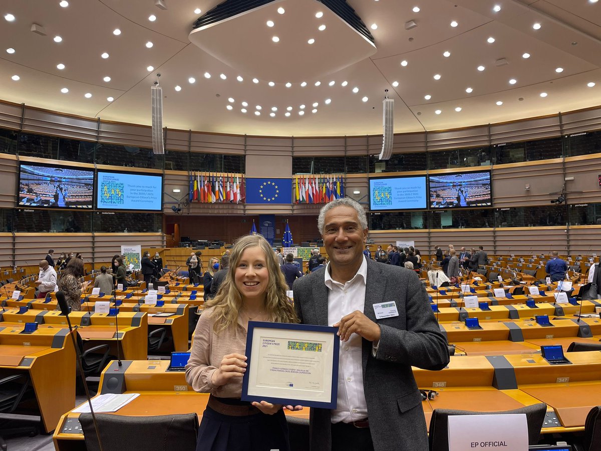 MPubliques_EN's tweet photo. 🏆European Citizens' Prize 2020/21
Yesterday we were with all the European winners in #Brussels for a spectacular award ceremony 🇪🇺

Once again, our Franco-German citizen dialogue on the reinforcement of cross-border #cooperation was rewarded, which deserves a few photos! 📸 https://t.co/8EZtORUgxO