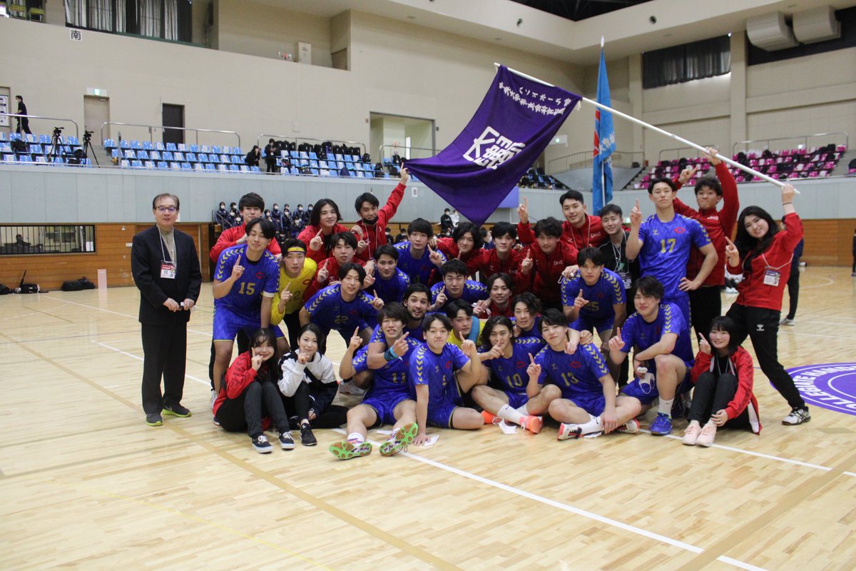 Chuo_u_HANDBALL's tweet photo. 本日、インカレ決勝戦が大阪体育大学と行われました！　中央大学は32-27で勝利し、優勝、そして大学日本一となりました🏅🔥

ここまで支えて下さった方々、そしてコロナ禍でもインカレ開催に尽力して下さった関係者の皆様方に、感謝申し上げます。

これからも中央大学の応援宜しくお願いします🤲 https://t.co/nSR32bZk9e
