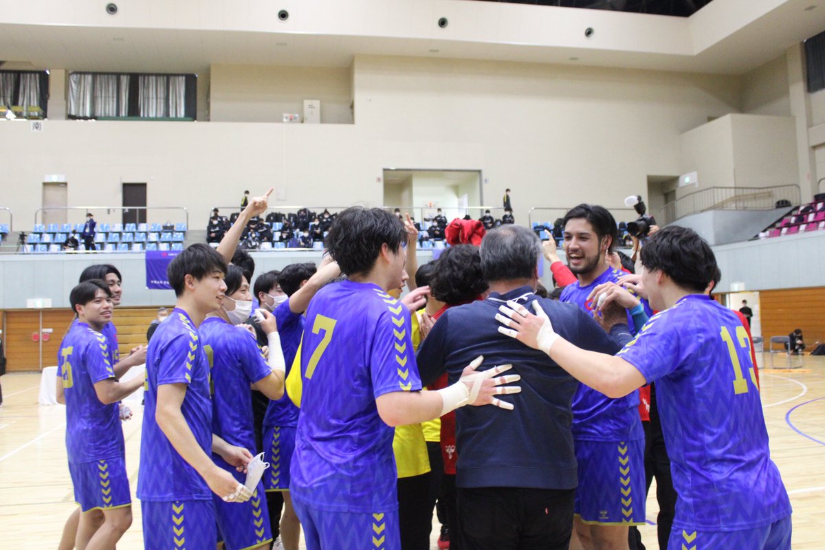 Chuo_u_HANDBALL's tweet photo. 本日、インカレ決勝戦が大阪体育大学と行われました！　中央大学は32-27で勝利し、優勝、そして大学日本一となりました🏅🔥

ここまで支えて下さった方々、そしてコロナ禍でもインカレ開催に尽力して下さった関係者の皆様方に、感謝申し上げます。

これからも中央大学の応援宜しくお願いします🤲 https://t.co/nSR32bZk9e