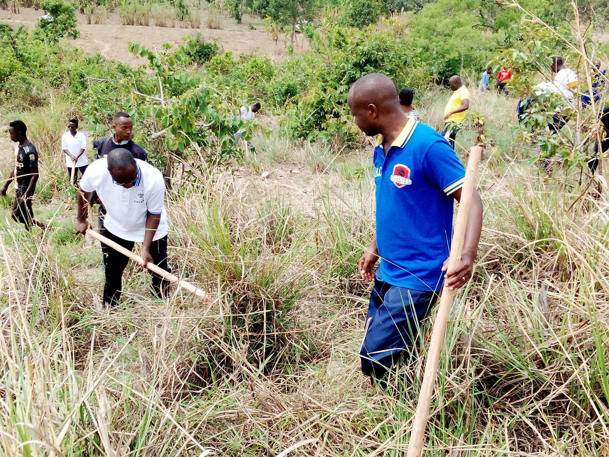 CankuzoProvince's tweet photo. 1/4.#Burundi: Le 2e vice- président de @nshingamateka @AbelGashatsi, en compagnie des sénateurs et députés élus dans la circonscriptº de #cankuzo s' est joint, ce mercredi, à la population de #kibande en commune #cendajuru à @CankuzoProvince aux travaux de dvlpt communautaire. https://t.co/pHQvcn1Yw9
