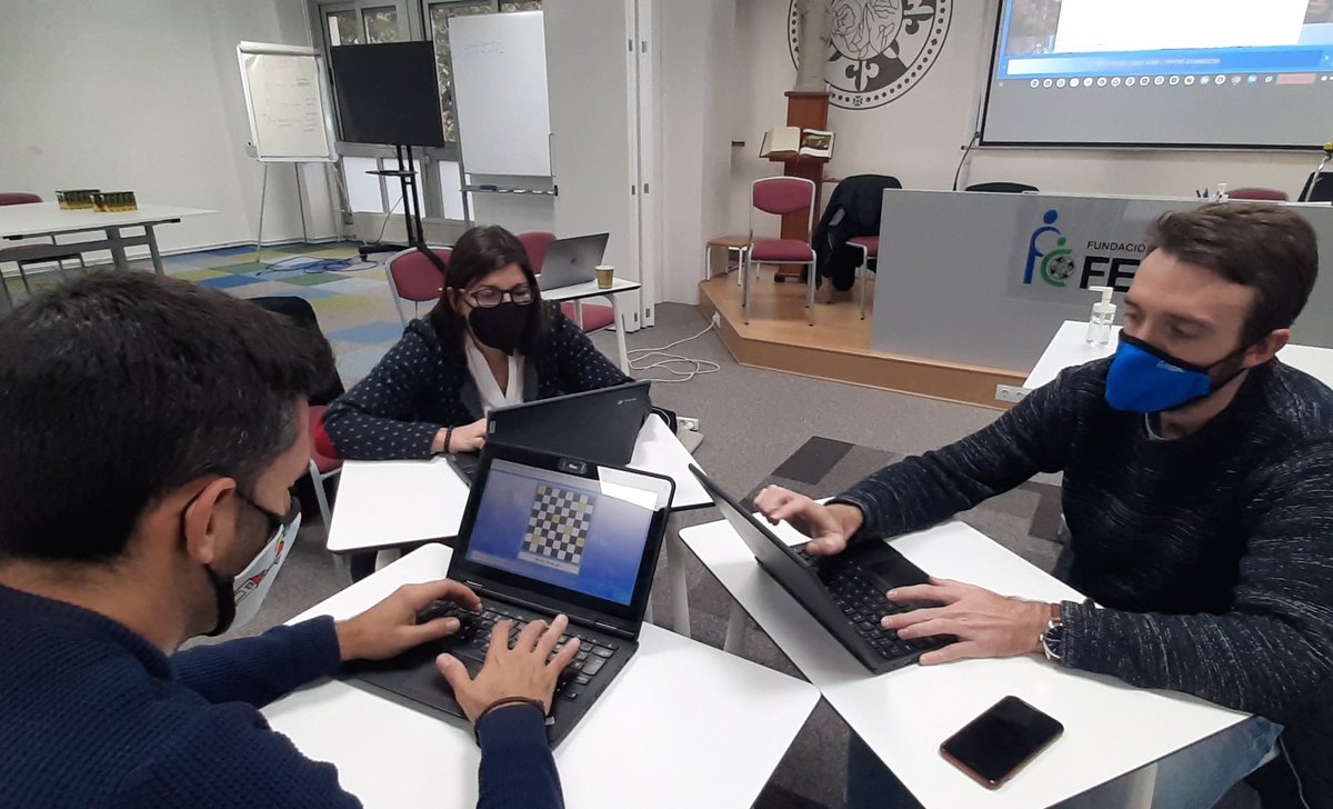 EscolesFEDAC's tweet photo. Trobada a la seu de Barcelona de l'equip impulsor i els referents d'#escacseducatius de les #escolesFEDAC. Compartim eines, recursos i aprenentatges al voltant de l'activitat complementària #eskcmat! #avuixdemà2024 https://t.co/ifOEIYsYTi