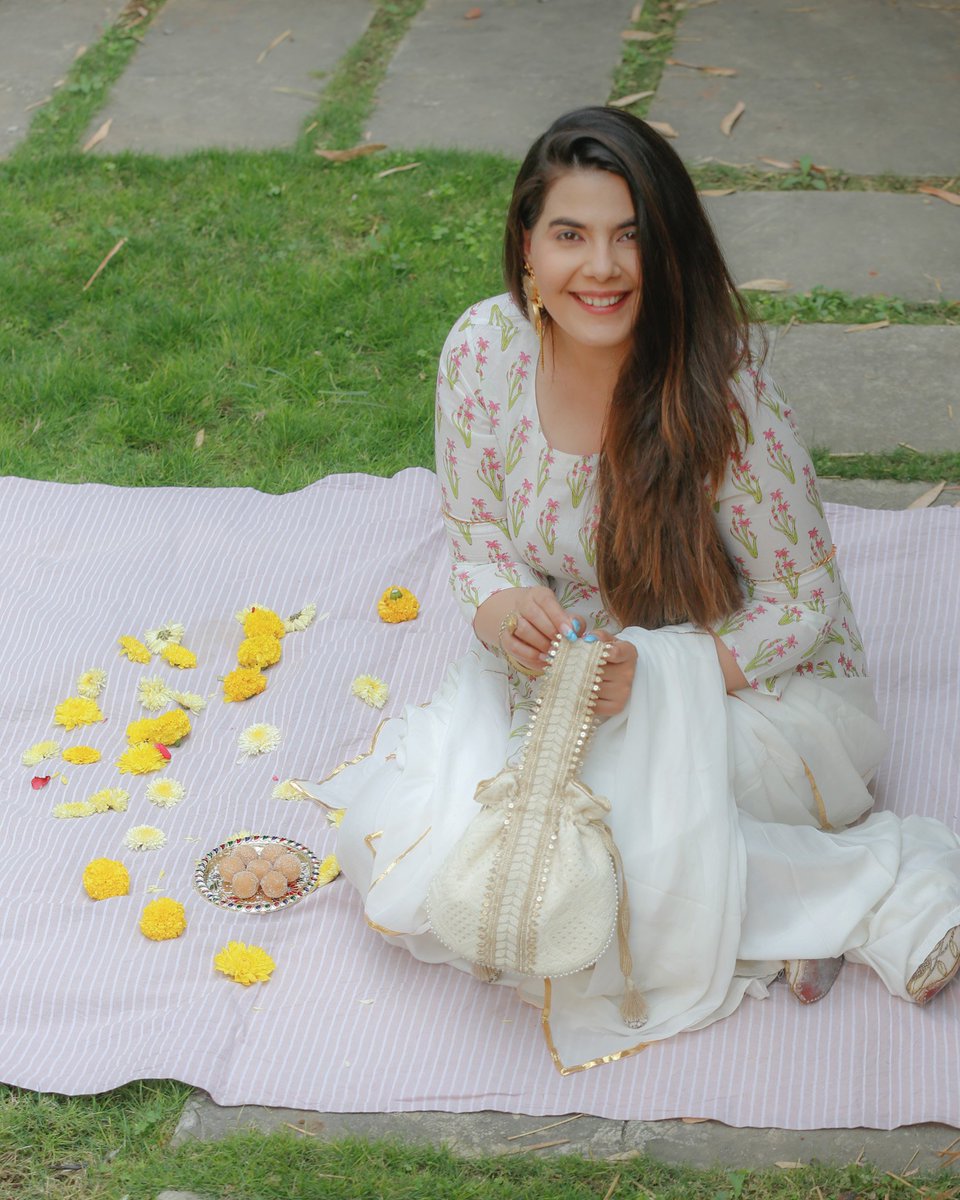 Paranoshblogs's tweet photo. Embrace simplicity, Welcome elegance. ✨ 
Let this ravishing off-white suit set spice up your look this F/W season. Comfortable, stylish and perfect to satiate our #festivewithdrawals, you can accessorize this look with a potli bag and statement earrings. https://t.co/RqVQ91pJsC