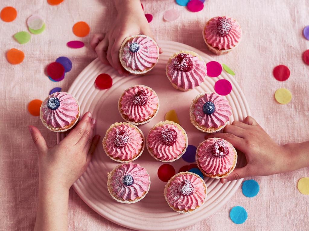 JSRagency's tweet photo. Photographer ⁠@DebbyPhoto is tempting us with these cupcakes. Happy #nationalvanillacupcakeday 🧁 😋https://t.co/c34HeJTgmr
.⁠
.⁠
#debbylewisharrison #foodphotographer #photographer #foodphotographers #foodphotograhy⁠ https://t.co/RMnkyHoDvB