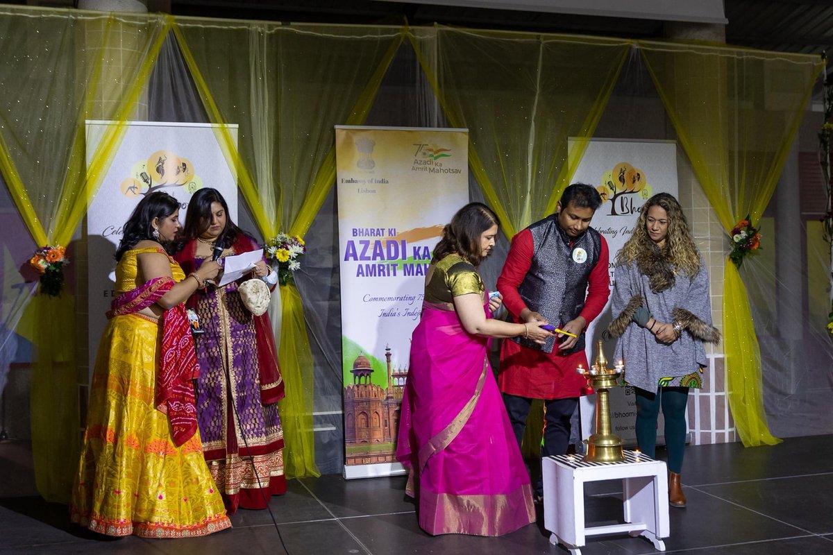 IndiainPortugal's tweet photo. #AmritMahotsav 
#Diwali 
Ambassador Manish Chauhan and Mrs Chauhan took part in the Diwali celebrations, organised by Bhoomi-Portugal association with the support of the Embassy. 

@AmritMahotsav @IndianDiplomacy https://t.co/dfMiKq8wG4