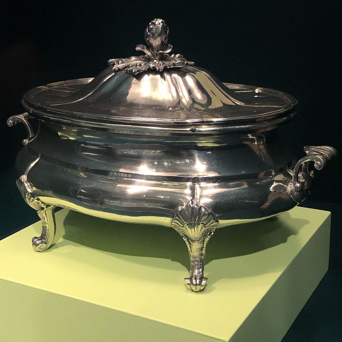 plbhalbert's tweet photo. Silver tureen with the mark of Mexico City assayer Diego González de la Cueva, circa 1760, 
@WinterthurMuse

#vastearlyamerica #shiny #silver #americanrococo https://t.co/NyFops46Q5