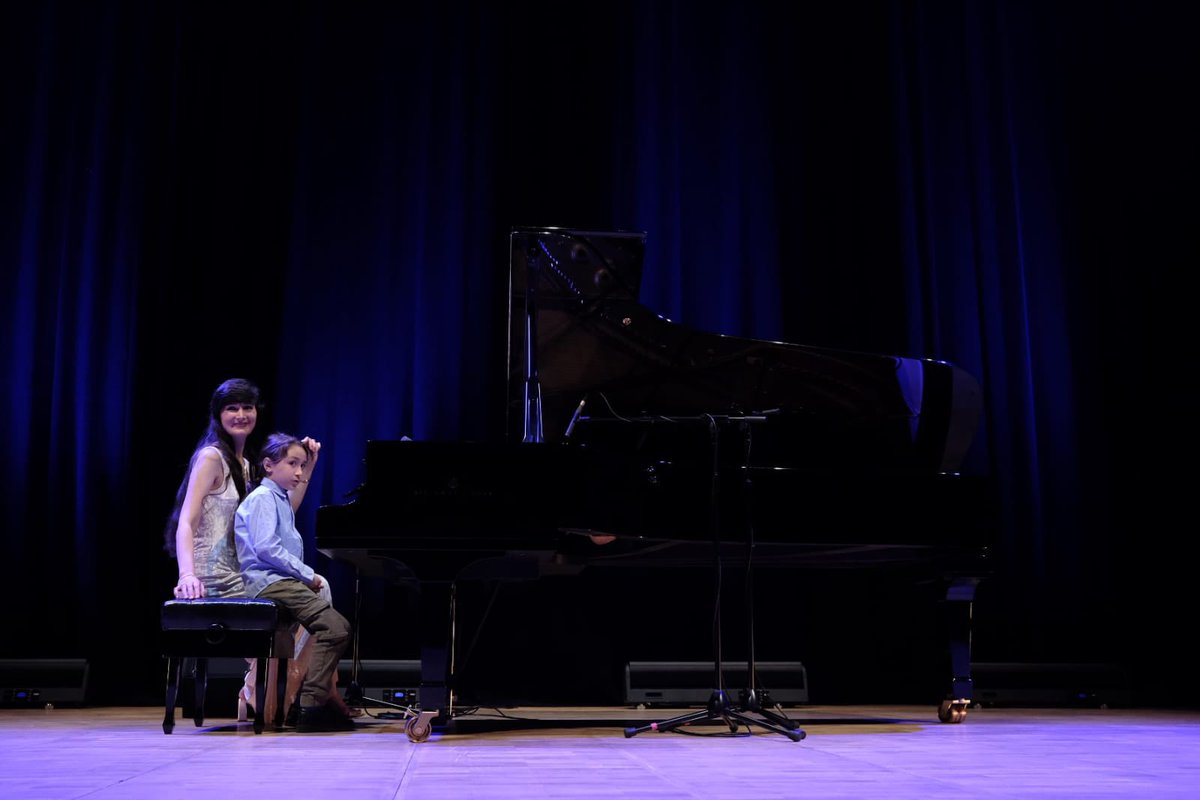 CRRConcertHall's tweet photo. Cazın prensesi yine büyüledi. Fotoğrafa gurur yansıdı mı bilmiyoruz ancak; konserde oğlu Ramız Han ile piyano doğaçlamaları yaptı. Anne oğul ardından T. Monk’un Blue Monk eserini çaldı. Bakü Geceleri ile başlayan konser Uzun İnce Bir Yoldayım ile sona erdi.Teşekkürler @jazzizaM https://t.co/ChXzD1FSai