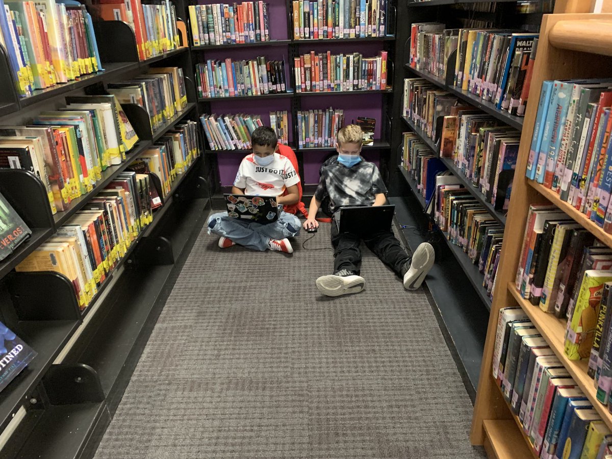 MrsRounding_Lib's tweet photo. When the library tables are all occupied, why not sit in the stacks? #cozylibraries #leopardswork https://t.co/3s2g7E1Y5d