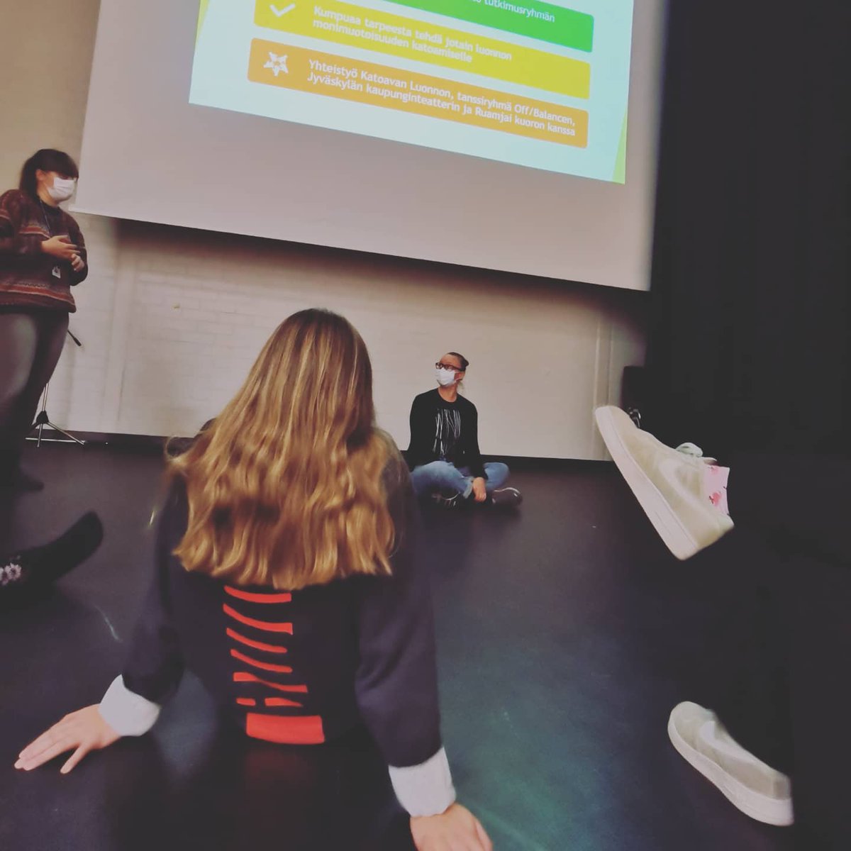 JamsanL's tweet photo. Tänään iltapäivästä ympäristöryhmä osallistui Vähin äänin - työpajaan. Työpaja on osa tiedettä ja taidetta yhdistävää upeaa hanketta, jonka tarkoituksena on lisätä tietoisuutta luontokadosta. #vähinäänin #offbalance #luontokato https://t.co/2LuqQl3TsG