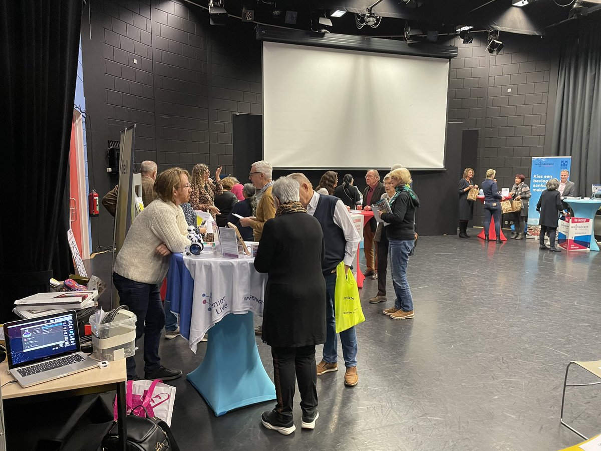 Prachtige première woondocu De sleutel naar gelukkig en zelfstandig oud worden. In Almere. Vandaag in theater De Glasbak. Petje af voor de makers en ouderenwerkers Soraya Koning en Claudia Severs. Bedenk tijdig als je ouder wordt hoe je wonen en zorg wil combineren.
