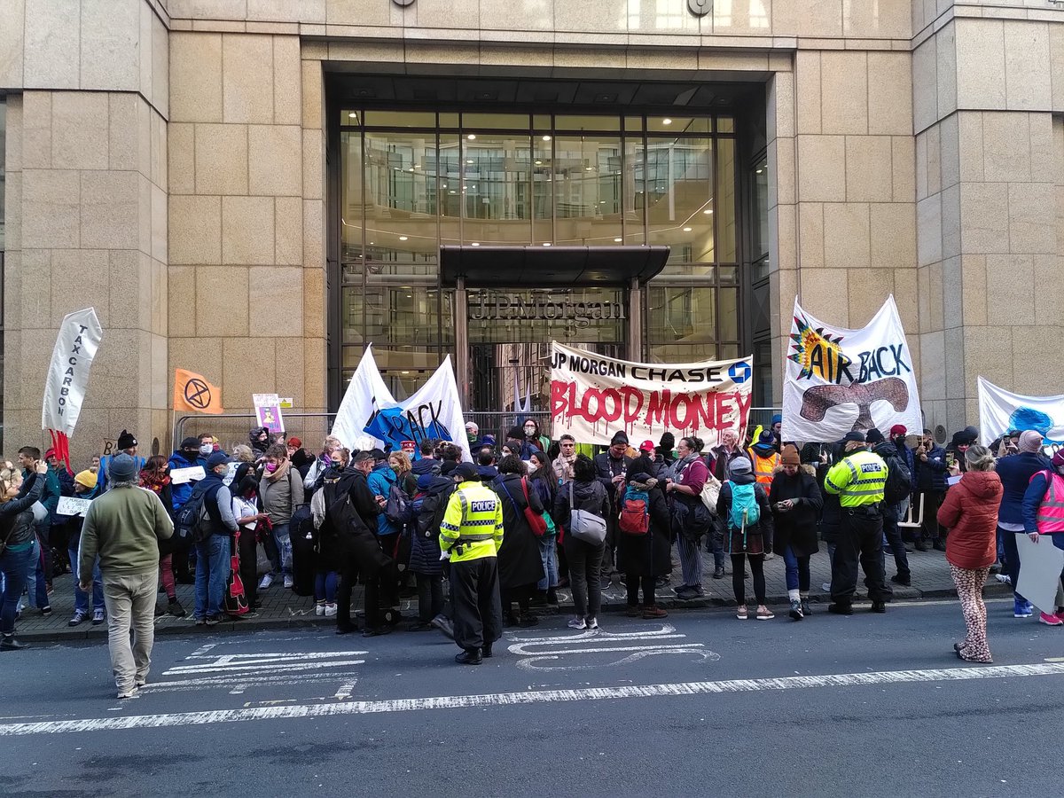 confeniae1's tweet photo. #NemoAndy Dirigenta de la Mujer y Salud de Confeniae participó de protesta contra la política de financiamiento de comercio de crudo del banco #JPMorgan y en solidaridad con las comunidades afectadas en la Amazonia en el marco de la #COP26 https://t.co/nzCeJC4JFC