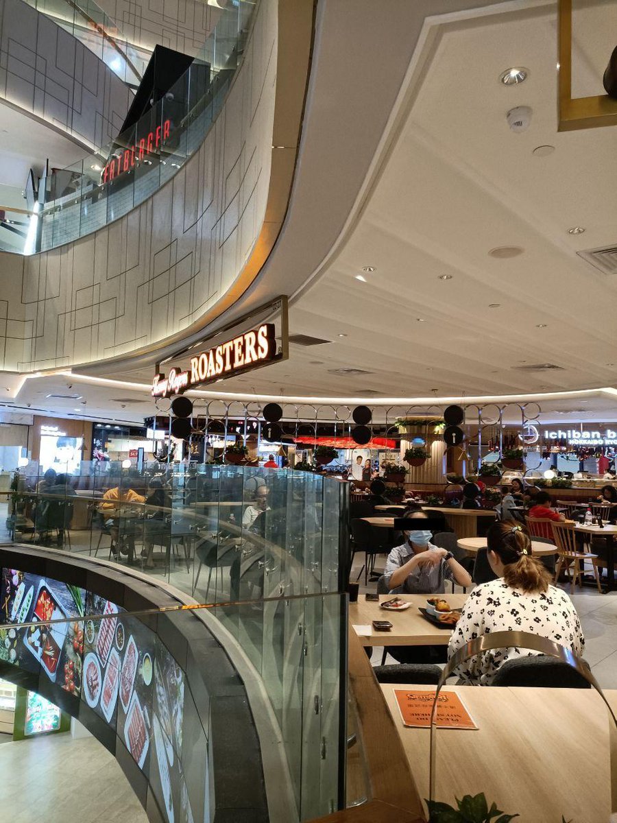 MothershipSG's tweet photo. S'pore dining in still mostly in pairs despite 5 pax same household rule kicking in https://t.co/4bfjepbj9K https://t.co/fWzEbItT2z