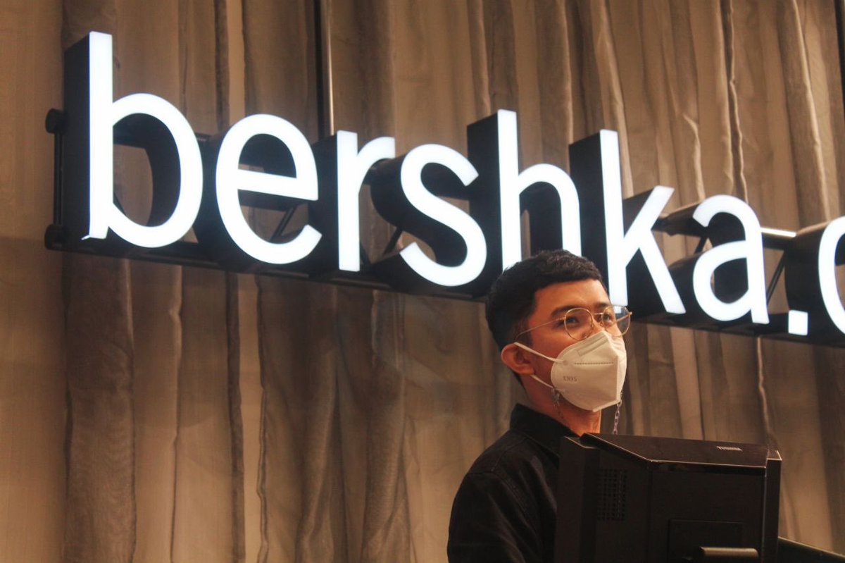 ransnvr's tweet photo. Happy 5th Anniversary! ✨
I’m so blessed and thankful to my first family the HR.
It’s been two years since this store became a second home, Bershka.
Thank you, IS Group! ❤️
#isgroup #bershka #bershkastyle
📸: Bounfrohe https://t.co/fjKnULJYru