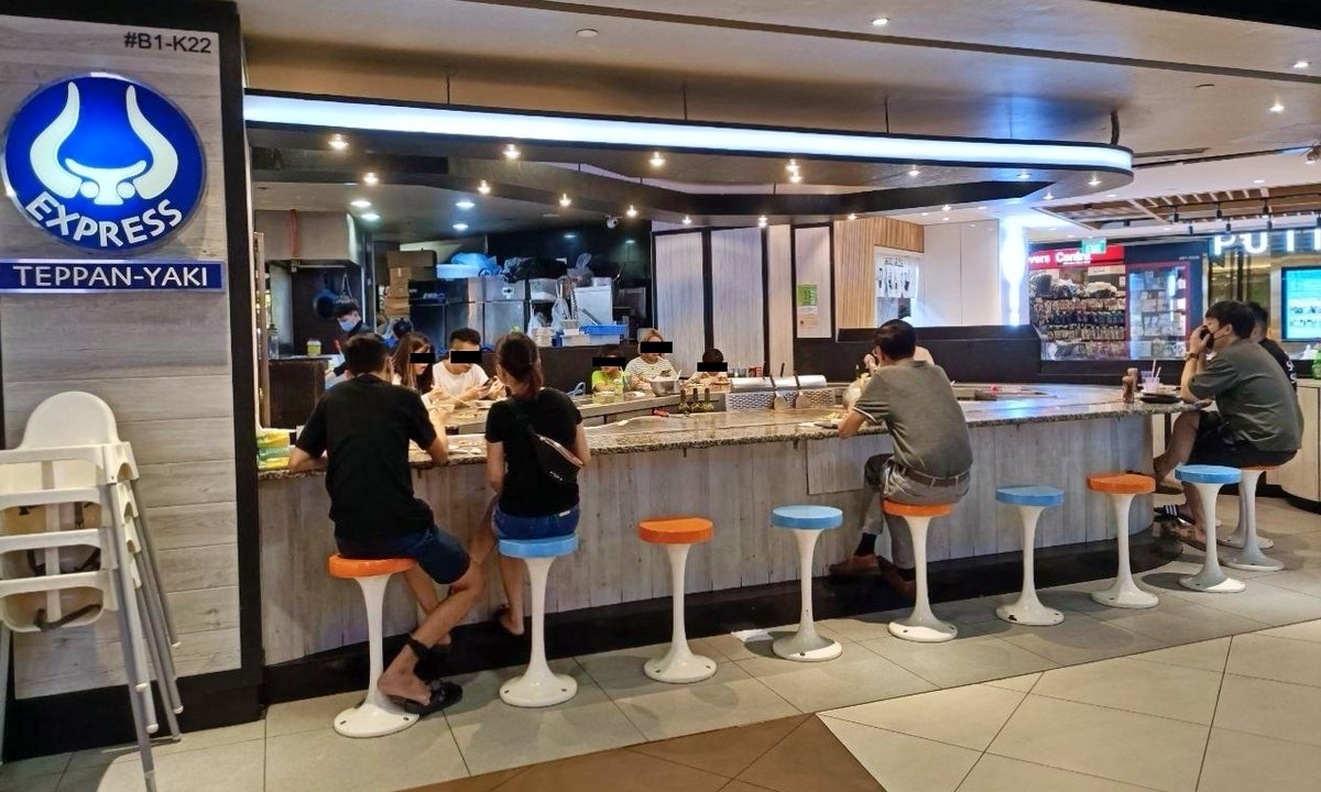 MothershipSG's tweet photo. S'pore dining in still mostly in pairs despite 5 pax same household rule kicking in https://t.co/4bfjepbj9K https://t.co/fWzEbItT2z