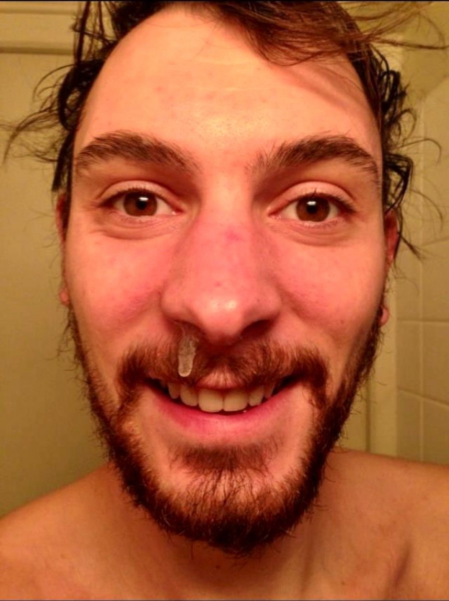 schnydeps's tweet photo. Quand tu bouches un naseau avec ton pouce et que tu veux te moucher comme les footballeurs https://t.co/5bcrrWmLY4