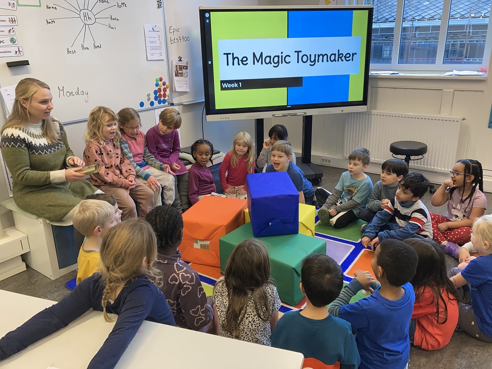 Birralee1973's tweet photo. What’s inside the box, you ask
Why, this is your special task!
A toy, a toy for you to find
But remember, you’ll have to use your mind!

Our Year 1 enjoyed the start of their new unit The Magic Toymaker today! @The_IPC #Trondheim #Birralee #InternationalSchool https://t.co/c7npOmgo4Y
