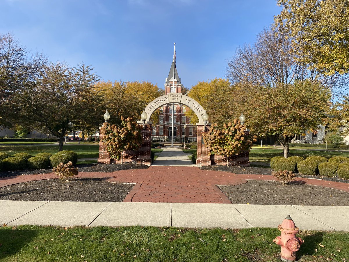 TroyJMerriman's tweet image. Beautiful sunny day here in Findlay, OH to welcome some new members into our Family today 💪🏼

@mpalm7 @bmakowski35 and I are fired up for these guys to join us here next fall 🔥

The work has just begun….

#GoOilers #Family #SigningDay2021