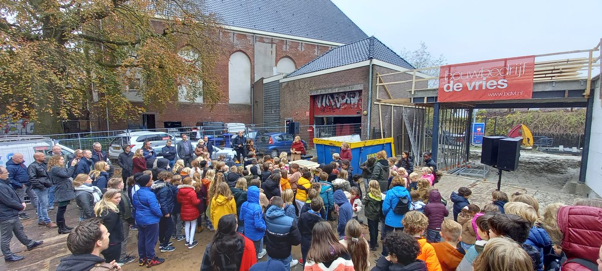 Proloog_lwd's tweet photo. Vanmiddag vierden we het officiële startsein van de verbouw van @Oldenije! Bestuurder Arjette de Pree, directeur Karin Dokter en wethouder @Hilde_Tjeerdema  hielden een speech. Leerlingen hadden prachtige happystones gemaakt. Het kunstwerk krijgt een mooie plek in het gebouw! https://t.co/OB9T3StCHy