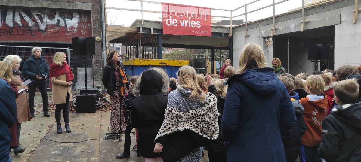 Proloog_lwd's tweet photo. Vanmiddag vierden we het officiële startsein van de verbouw van @Oldenije! Bestuurder Arjette de Pree, directeur Karin Dokter en wethouder @Hilde_Tjeerdema  hielden een speech. Leerlingen hadden prachtige happystones gemaakt. Het kunstwerk krijgt een mooie plek in het gebouw! https://t.co/OB9T3StCHy