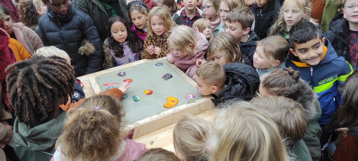 Vanmiddag vierden we het officiële startsein van de verbouw van <a href="/Oldenije/">OBS Oldenije</a>! Bestuurder Arjette de Pree, directeur Karin Dokter en wethouder <a href="/Hilde_Tjeerdema/">Hilde Tjeerdema</a>  hielden een speech. Leerlingen hadden prachtige happystones gemaakt. Het kunstwerk krijgt een mooie plek in het gebouw!