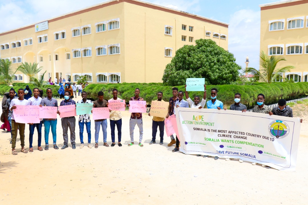 action4environ's tweet photo. A team from Action for Environment and Mogadishu University students took time from classes to ‘Strike’ and press for action on climate change.
#ClimateAction
#ClimateJustice
#ClimateStrike
#COP26
#ActionforEnvironment
#A4E
#Somalia https://t.co/a8m9ziVspV