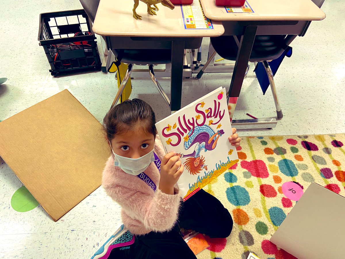 Dr_Mihalik's tweet photo. 2nd graders in @Ms_Shahs_Class are always finding the best spots to read 📚 @SugarlandES https://t.co/yxcsPfZ1Se