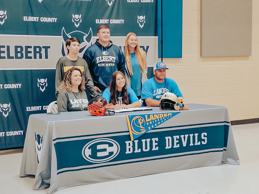 MakenleyRorick's tweet photo. Officially official!! The day I’ve been dreaming about since little league is finally here!! Super thankful i’ve been giving this opportunity!! #cLawsUp @LanderSoftball https://t.co/VT0y9NEJvO
