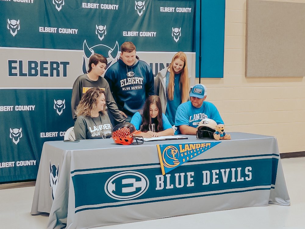 MakenleyRorick's tweet photo. Officially official!! The day I’ve been dreaming about since little league is finally here!! Super thankful i’ve been giving this opportunity!! #cLawsUp @LanderSoftball https://t.co/VT0y9NEJvO