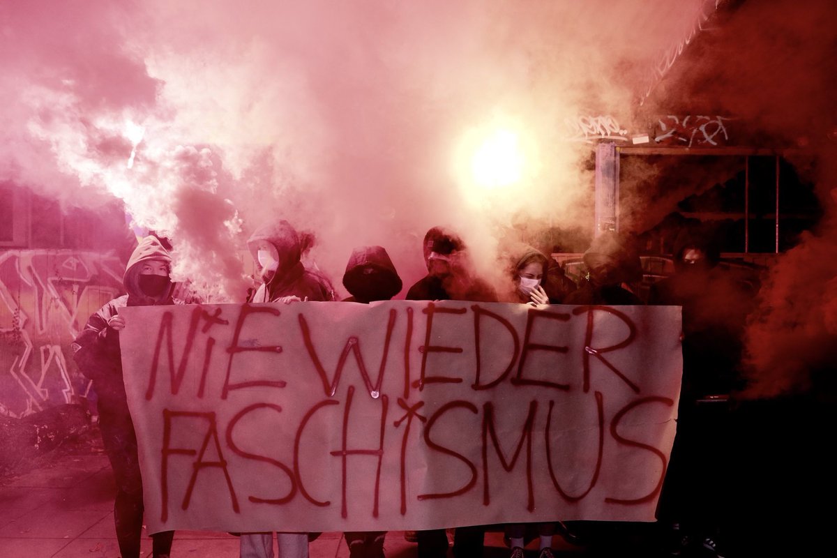 ProvinzAntifa's tweet photo. Gestern vor 83 Jahren jagten und ermordeten Faschisten gezielt Jüdinnen und Juden, zerschlugen ihre Geschäfte, Wohnungen und religiösen Stätten und zündete diese an.
Kein Vergeben! 
Kein Vergessen! 
Nie wieder Faschismus! https://t.co/3O4VSZAEpX