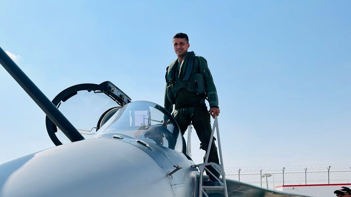 Mohannmp2006's tweet photo. Group captain Manish Tolani with Lca Tejas.
#flyingbullets
#IndianAirforce https://t.co/7hax4fTvxB