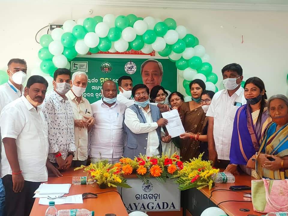 RayagadaC's tweet photo. #rayagada govt office turned to @bjd_odisha office & officer to #bjdworkers.
@RanjanGopa
@rasmi_dora
@otvnews https://t.co/OtRZuJMVWU