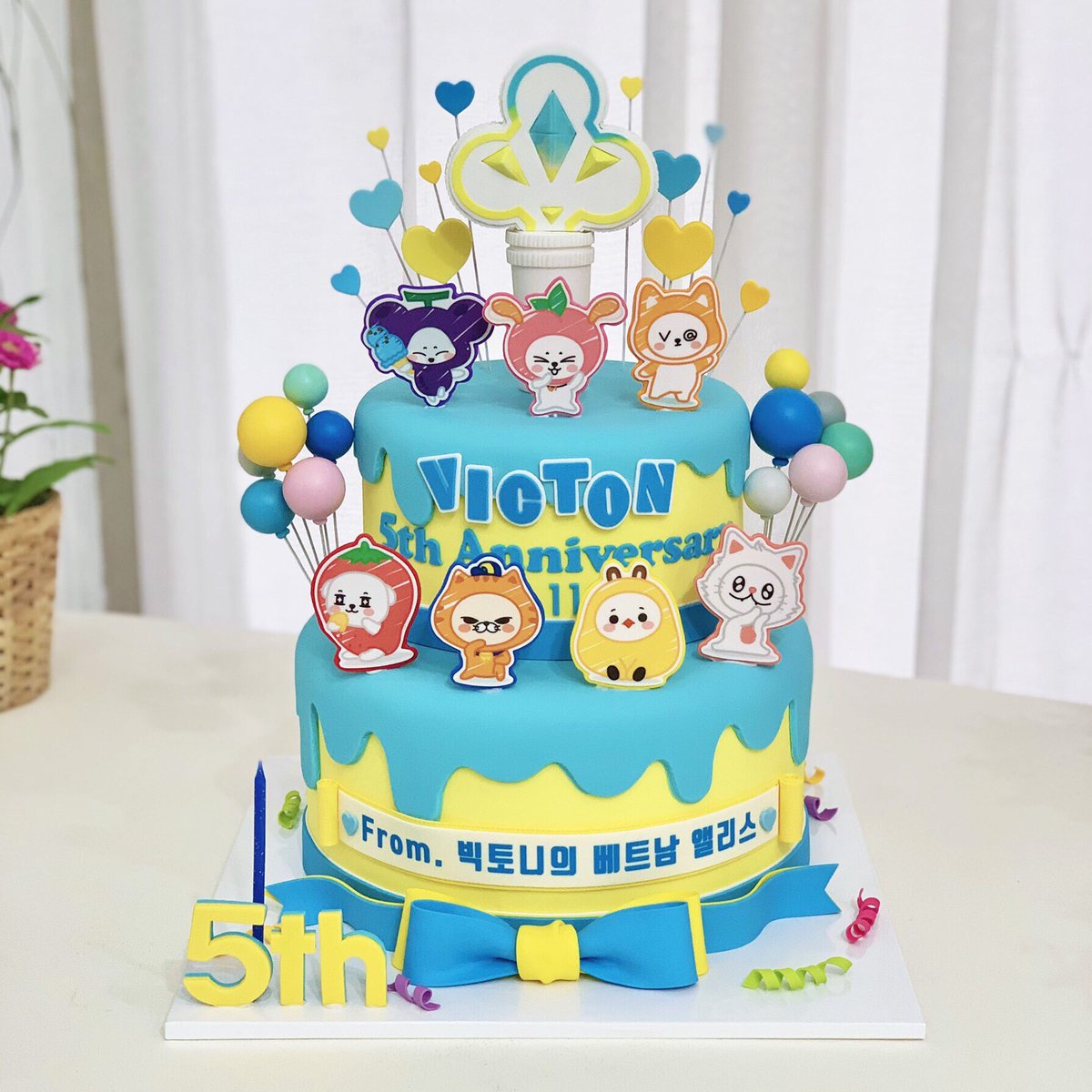 VICTON_VN's tweet photo. Finally saw the cake from Vietnamese ALICEs 🥰
Happy 5th anniversary our loves 💙💛 @VICTON1109 
#빅톤 #VICTON #빅톤과_함께하는_다섯번째_여행 #빅톤과_오년째_달콤한_여행중 https://t.co/MeqRBOghND