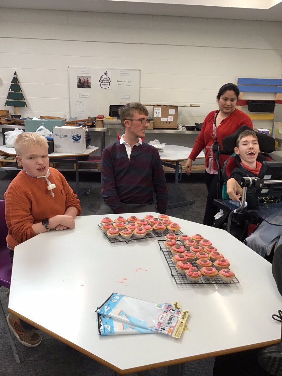 SelworthySchool's tweet photo. #RemembranceDay cup cakes made in Sixth Form this afternoon! Lest we forget! They look yummy! #cupcakes #chocolatebuttons #buttericing https://t.co/cOmkf3bOBh