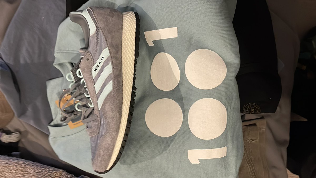 shambo1ic's tweet image. I bought these as a combo. Perfect with the sweater. 👍🏻 #bluenotblue 😁