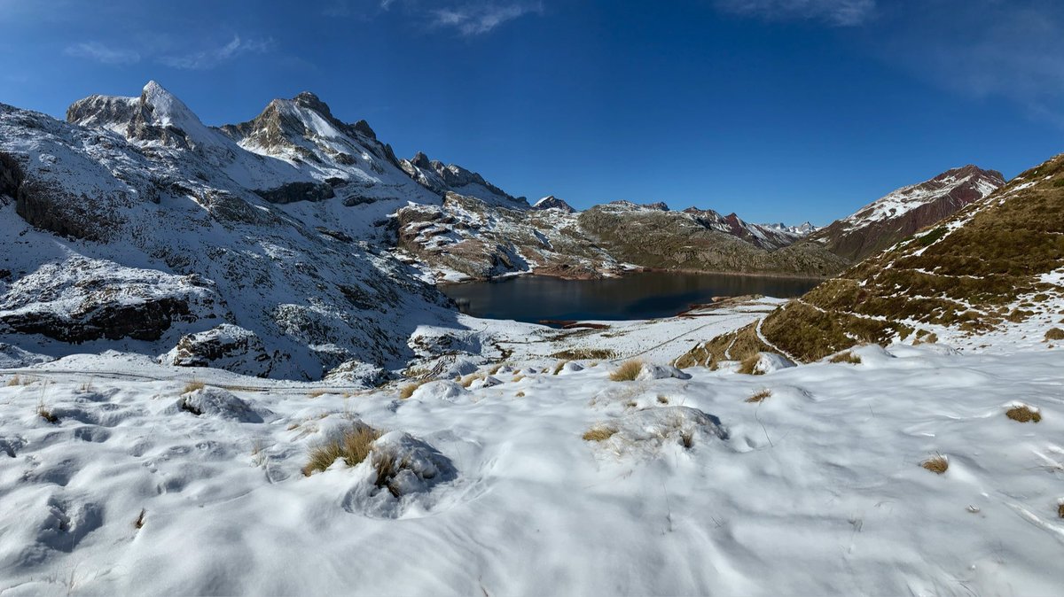 Día de cielos azules y manto, aunque ligero, blanco ❄️ #pirineos