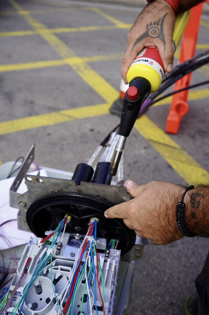 ConectaBalear's tweet image. #CONECTAMOMENTS 👷‍♂️⁣⁣

Hoy compartimos con vosotros uno de los procesos más minuciosos durante el despliegue de #FibraÓptica: el fusionado de uno de los cables troncales de 512 fibras. 📸⁣⁣
⁣⁣
¡Muy orgullosos del gran trabajo que lleva a cabo nuestro equipo! 🙌💜