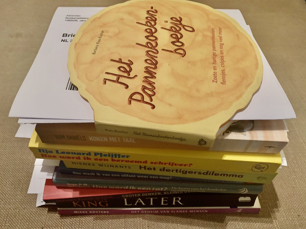 boekenafdeling's tweet photo. Boeken klaarmaken voor verzending. Altijd leuk! 
📔✉️
#boek #boeken #boekenafdeling #deboekenafdeing #bolcom https://t.co/eMGkl2LYyf