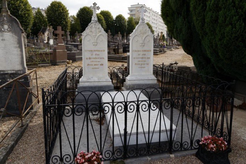 Il y a 130 ans disparaissait #ArthurRimbaud. 

Poète éternel, génie des mots, enchanteur de l’esprit, charmeur du verbe…..il repose à <a href="/VilledeCMz/">Ville de Charleville-Mézières</a> sa ville de naissance.