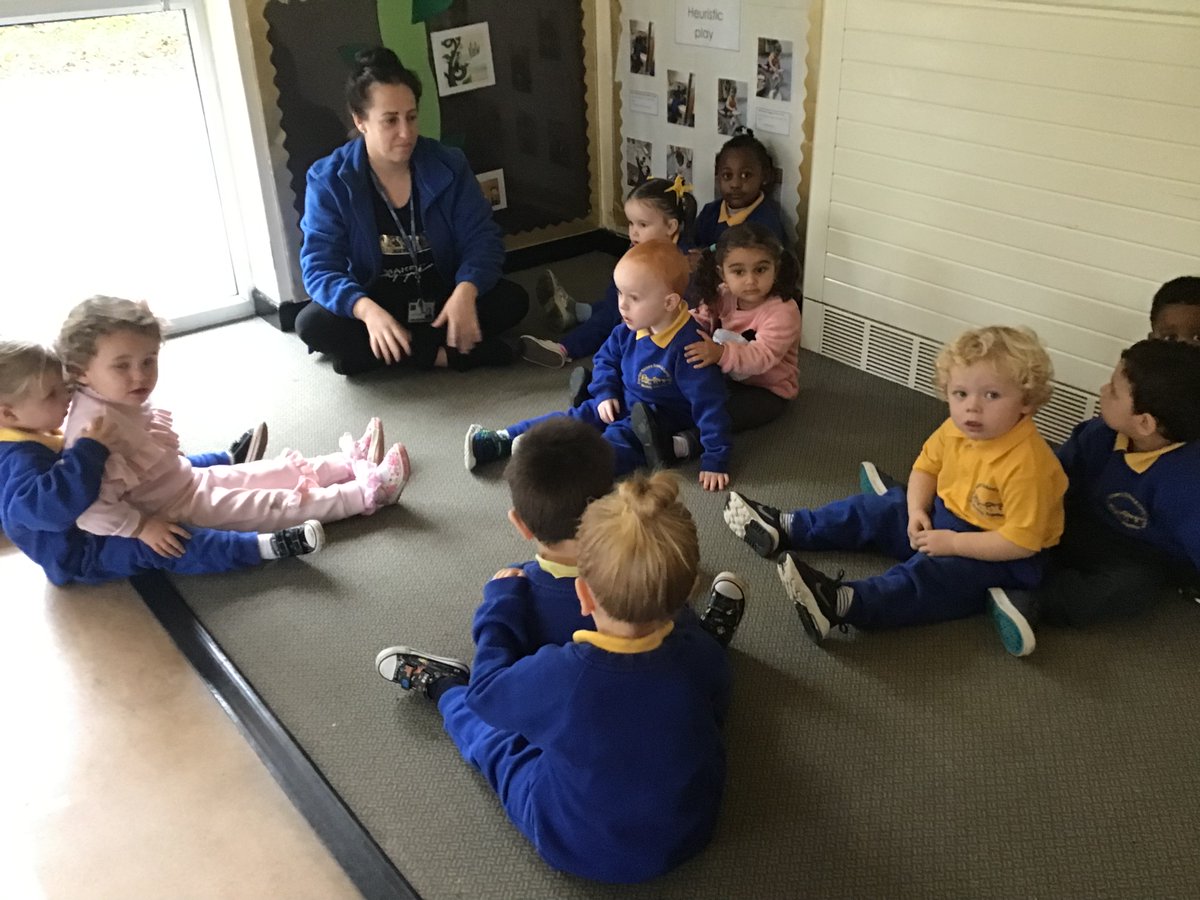 EvertonNursery's tweet photo. Starting the day in a positive way! #PeerMassage #HeyworthClass #PersonalSocialAndEmotional #ConfidenceAndSelfEsteem #EmotionalHealthAndWellbeing #EarlyYears #EYFS https://t.co/3dPn9fI3Aq