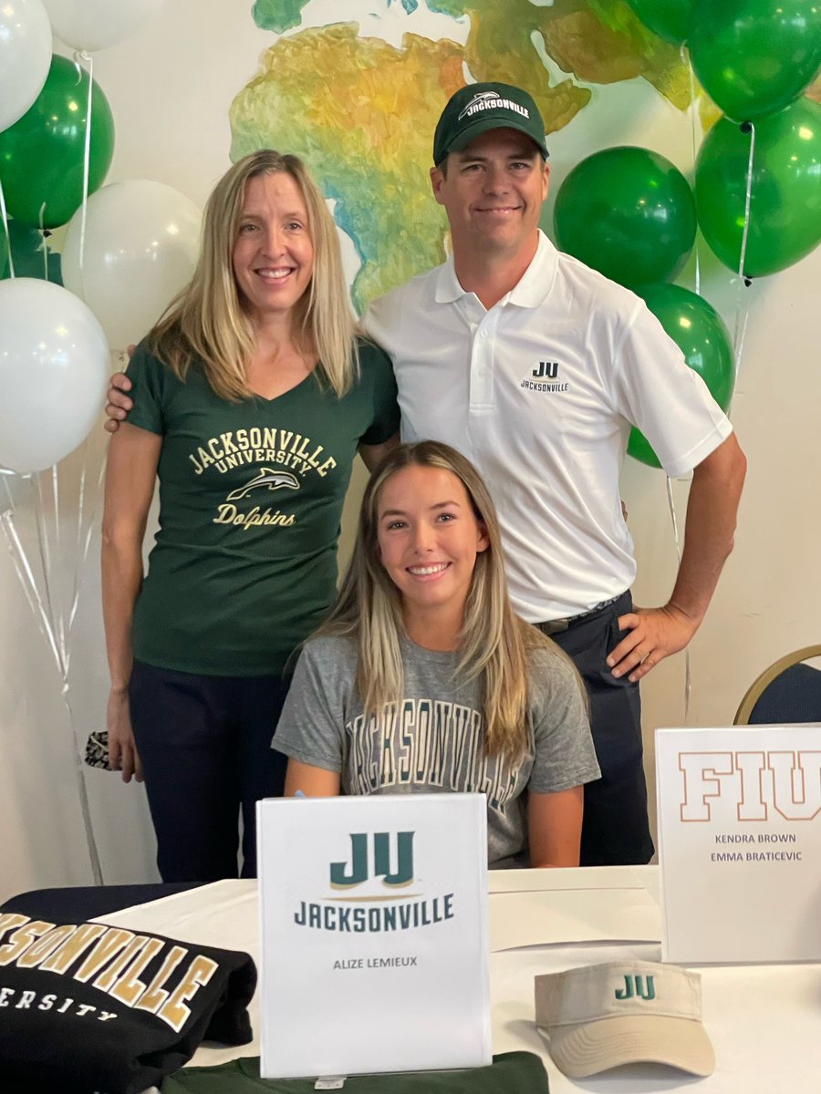 jmwind's tweet photo. Don’t post fam stuff often… a year ago our daughter moved to the US &amp; wanted to push and train at beach volleyball &amp; balance school &amp; her Shopify business. She had no ranking, knew no one. Today she signed with a NCAA D1 school. Had to take a v. proud corny family swag shot. ❤️ https://t.co/LVgtZ4avyT