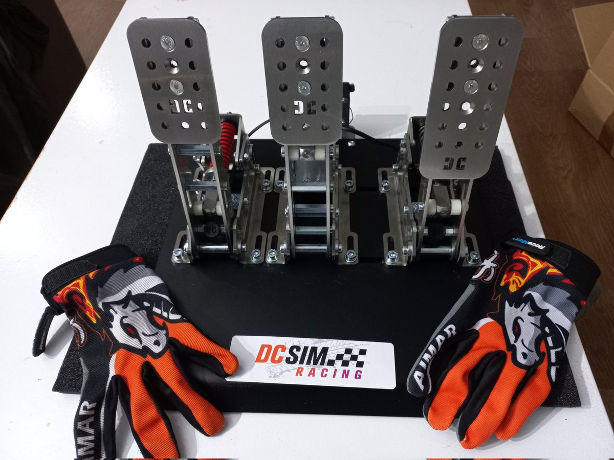 Hoy hemos visitado las instalaciones <a href="/Simtechpro/">SimtechPro</a> para ver material y de paso unos pedales de <a href="/dcsimracing/">Dcsimracing</a> para nuestro piloto <a href="/SRC_Aimar/">Aimar_UESA</a>! Que los disfutes!
