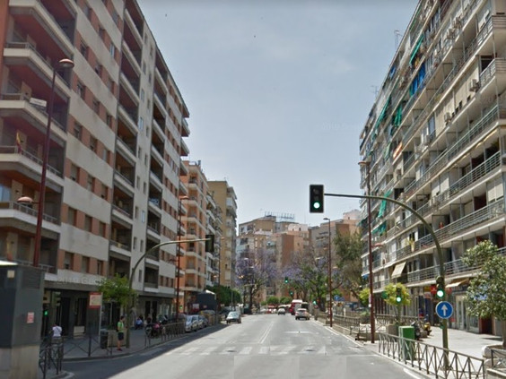 RStateSevilla's tweet photo. El plena avenida y en primera linea, se ofrece local comercial en el barrio de los Remedios.
Diafano, con veinticinco metros  y la fachada acristalada.
Totalmente reformado,con suelo de parquet y listo para comenzar una nueva actividad

Si están interesados, llamenos al 624264237 https://t.co/1WnMyweDke